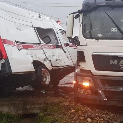 Столкновение скорой и грузовика на Кубани: пострадали три человека